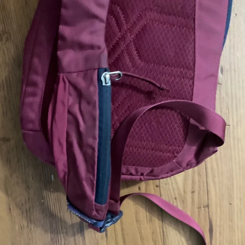 Patagonia Atom 8L Sling Bag Burgundy Navy Blue Crossbody Backpack 48261